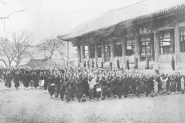 여수보통학교 학생들의 체조 광경(1930년)1