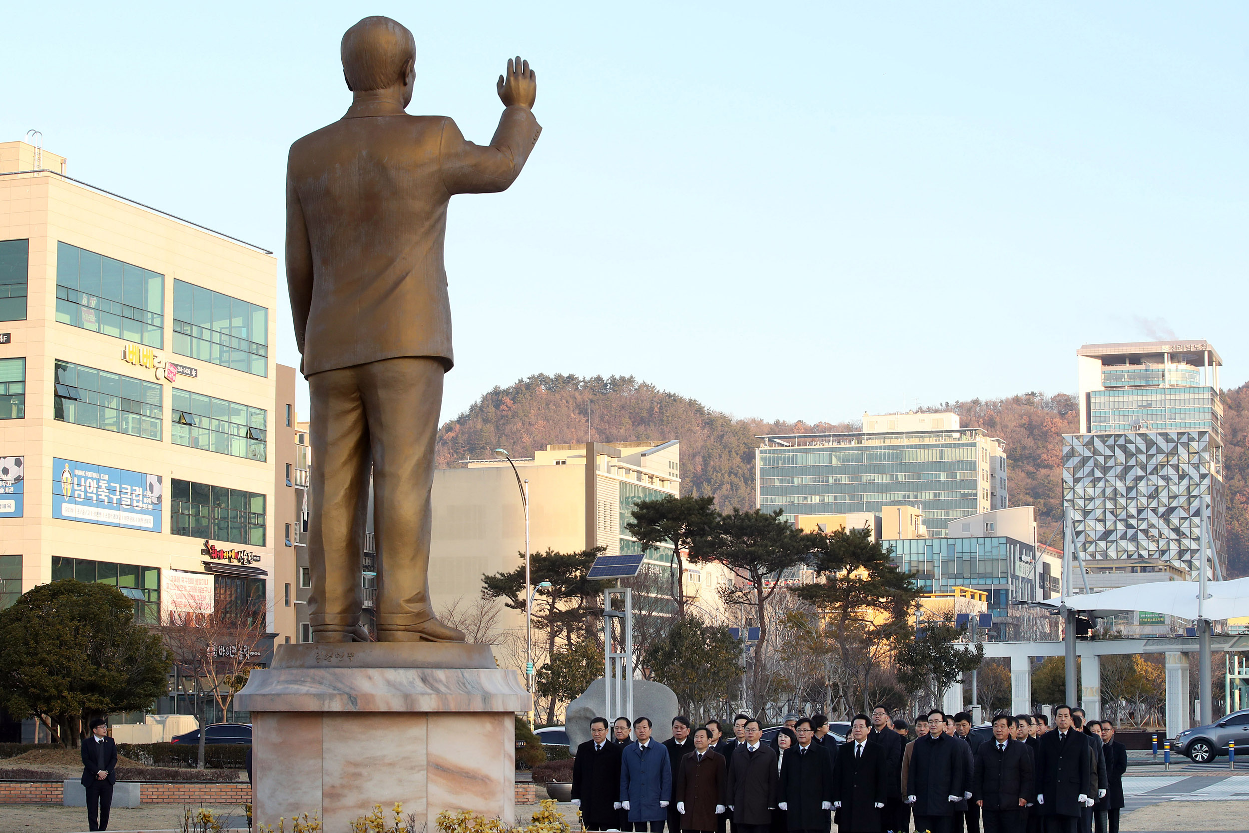 김대중동상 찾아 추모1