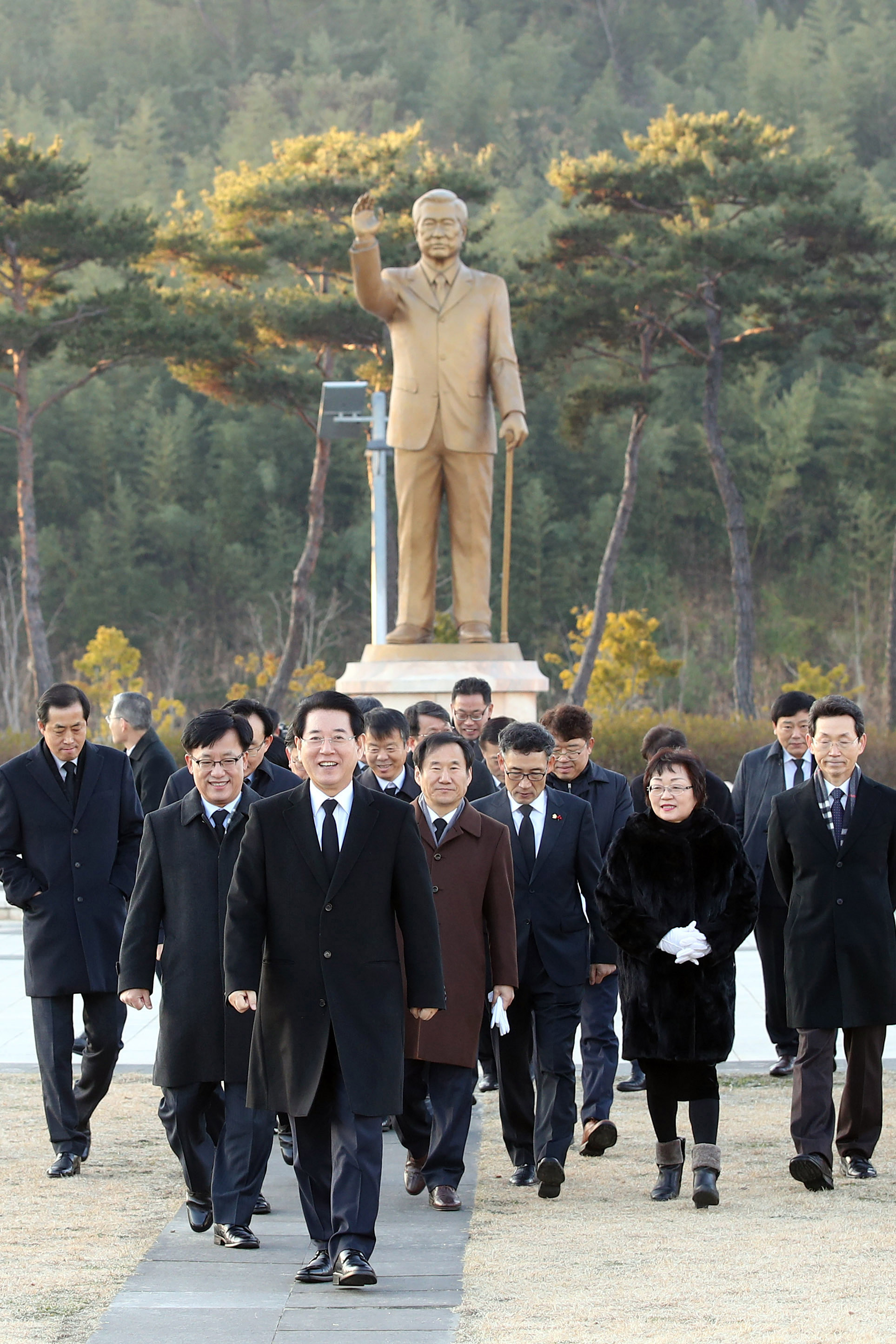 김대중동상 찾아 추모2