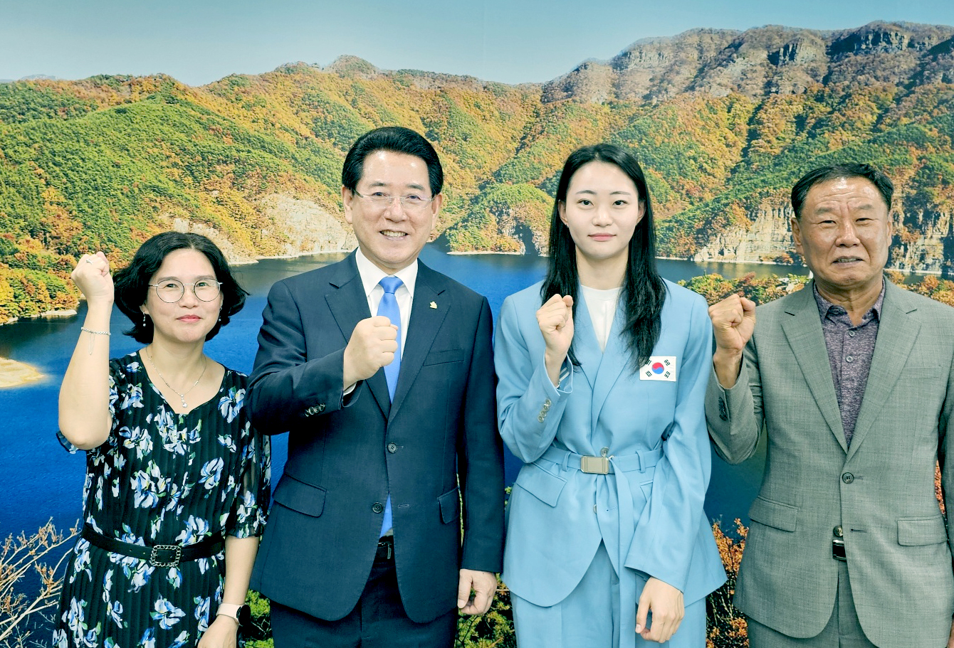 올림픽 펜싱 단체전 은메달 최세빈 선수 격려1