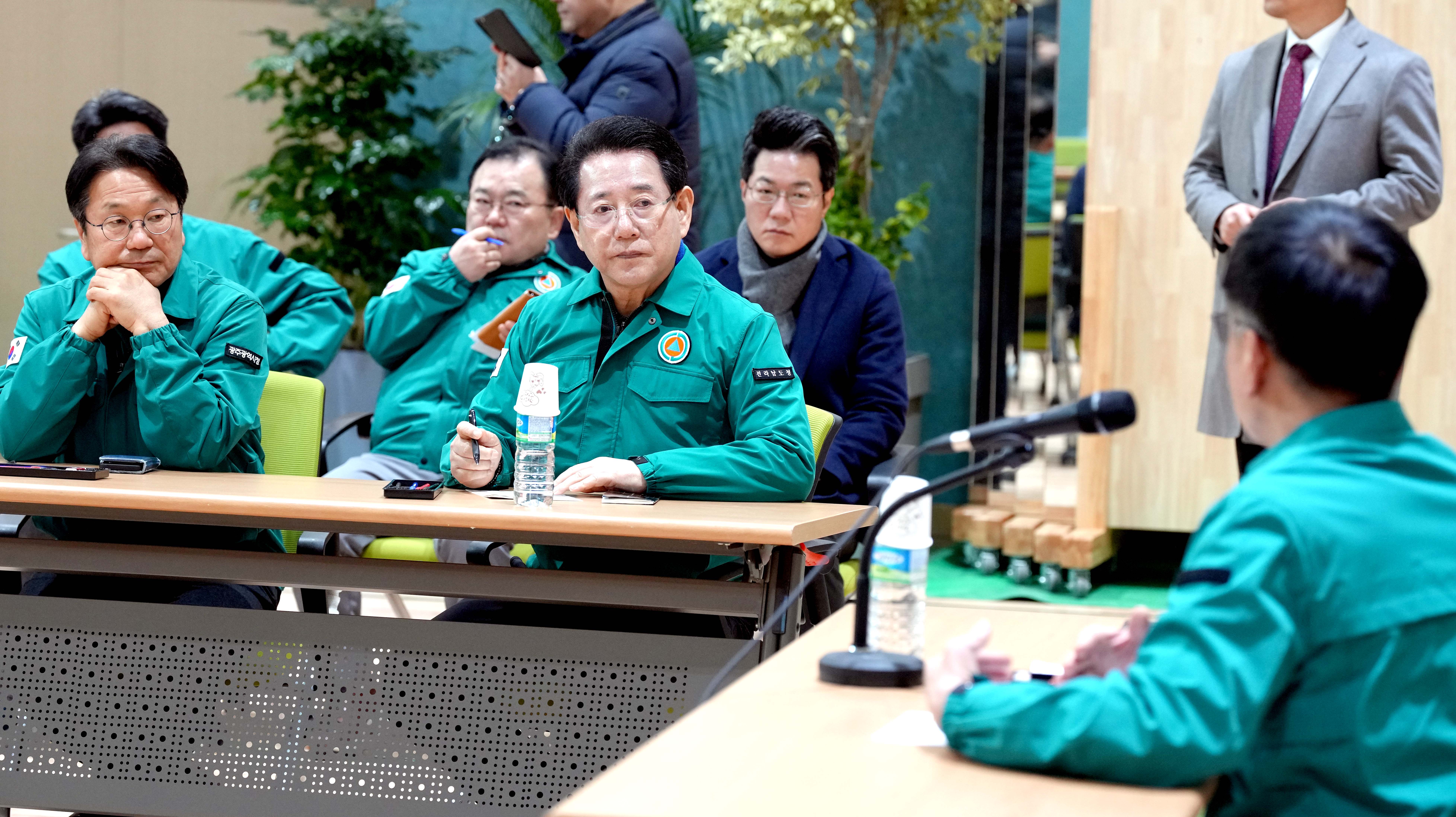 최상목 대통령 권한대행 부총리 겸 기획재정부 장관, 무안공항 항공기 폭발사고 긴급대책회의1