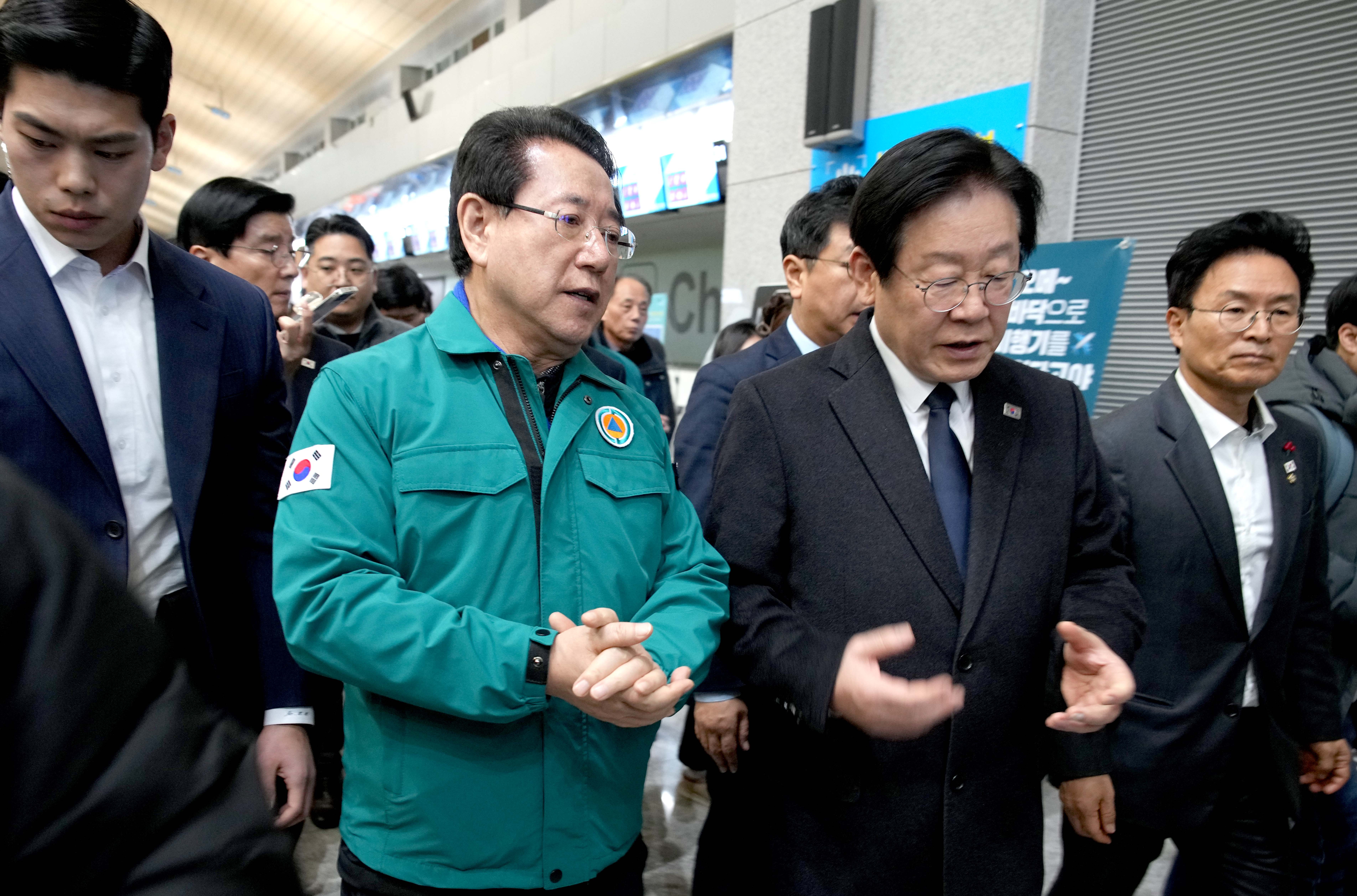 제주항공 사고 유가족 위로하는 이재명 더불어민주당 대표2