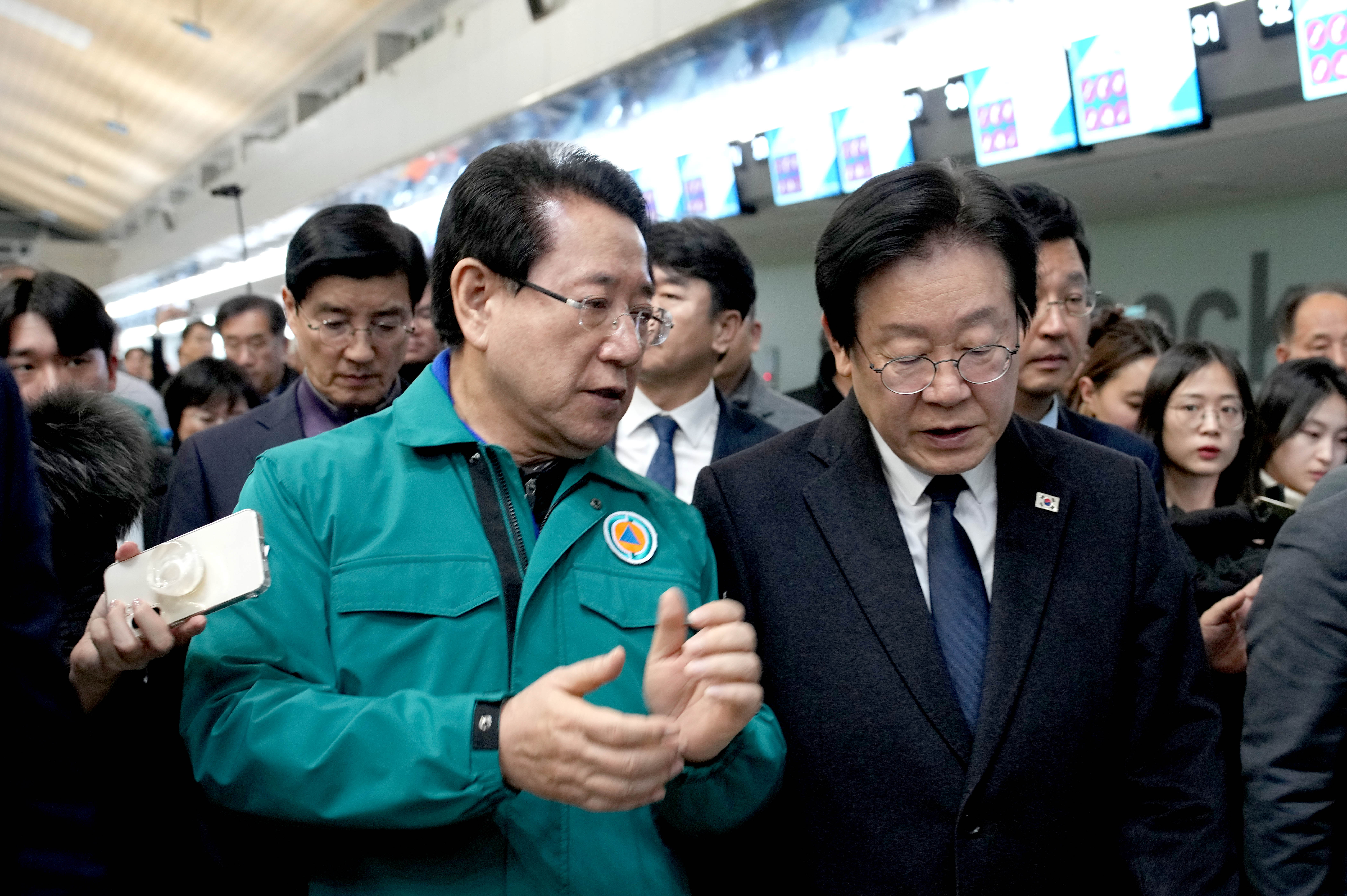 제주항공 사고 유가족 위로하는 이재명 더불어민주당 대표3