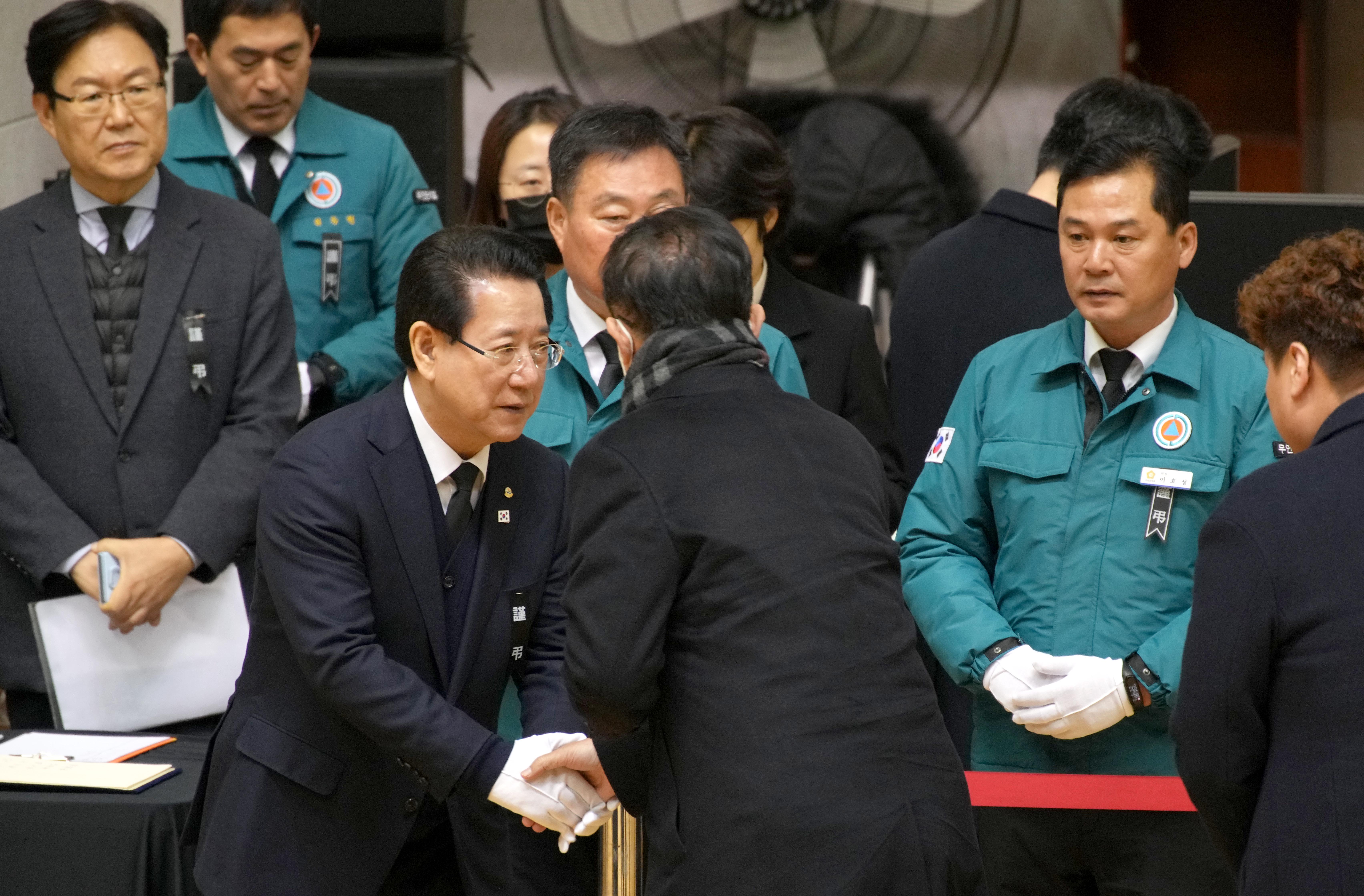 합동분향소 조문객 맞이하는 김영록 전라남도지사2