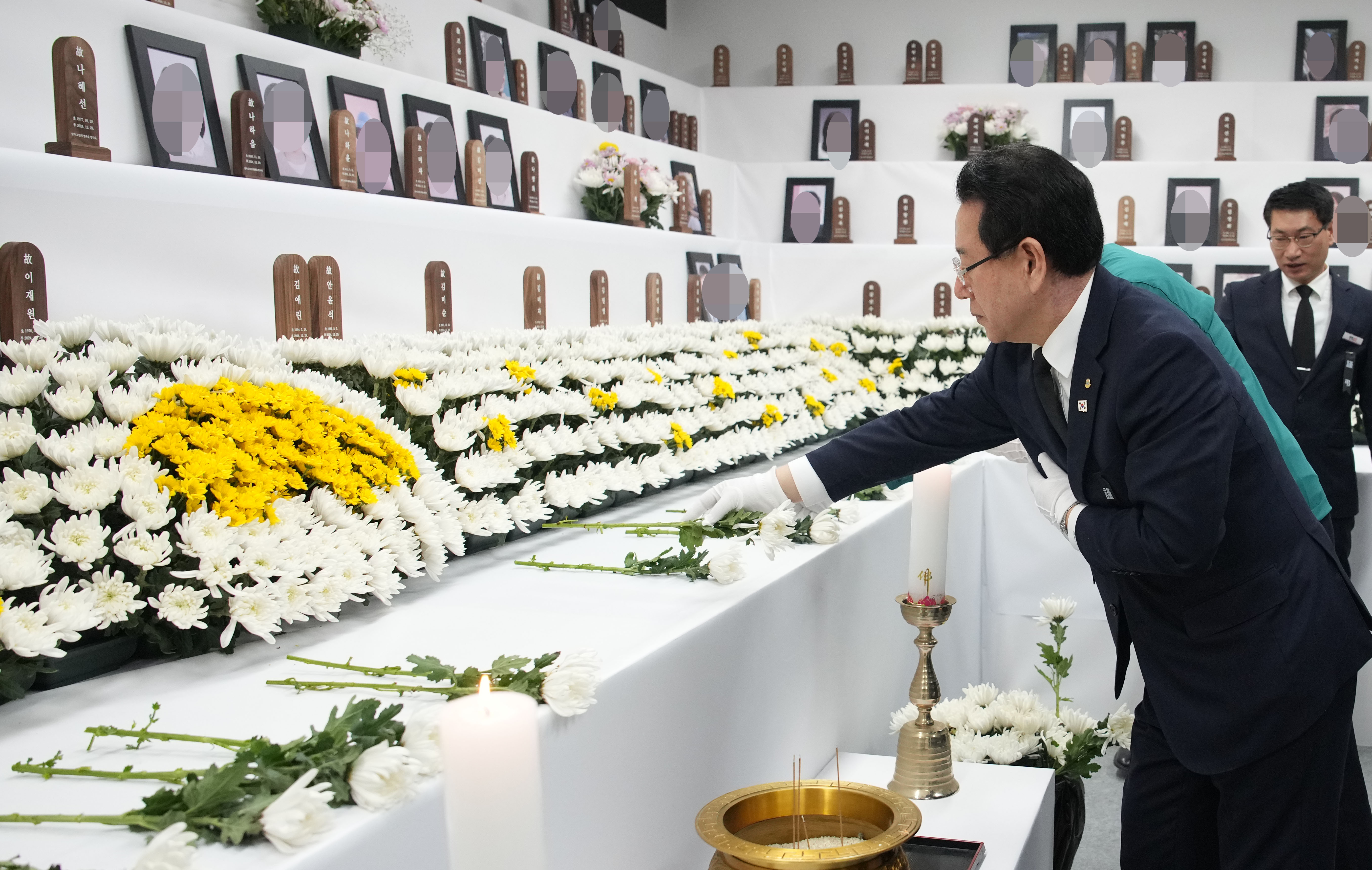 무안공항 합동분향소 찾은 김영록 전남도지사2