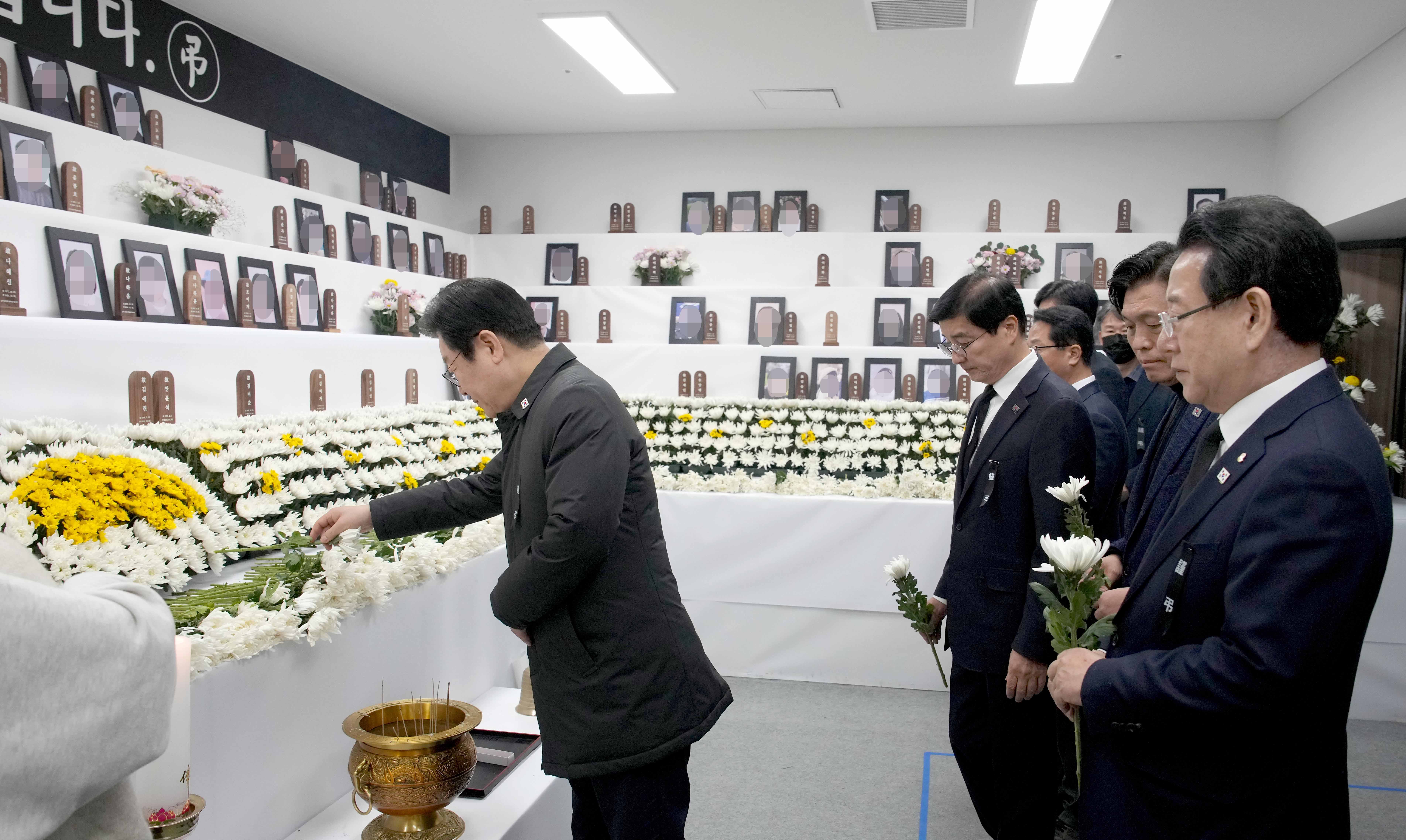 무안공항 합동분향소 찾은 이재명 더불어민주당 대표4