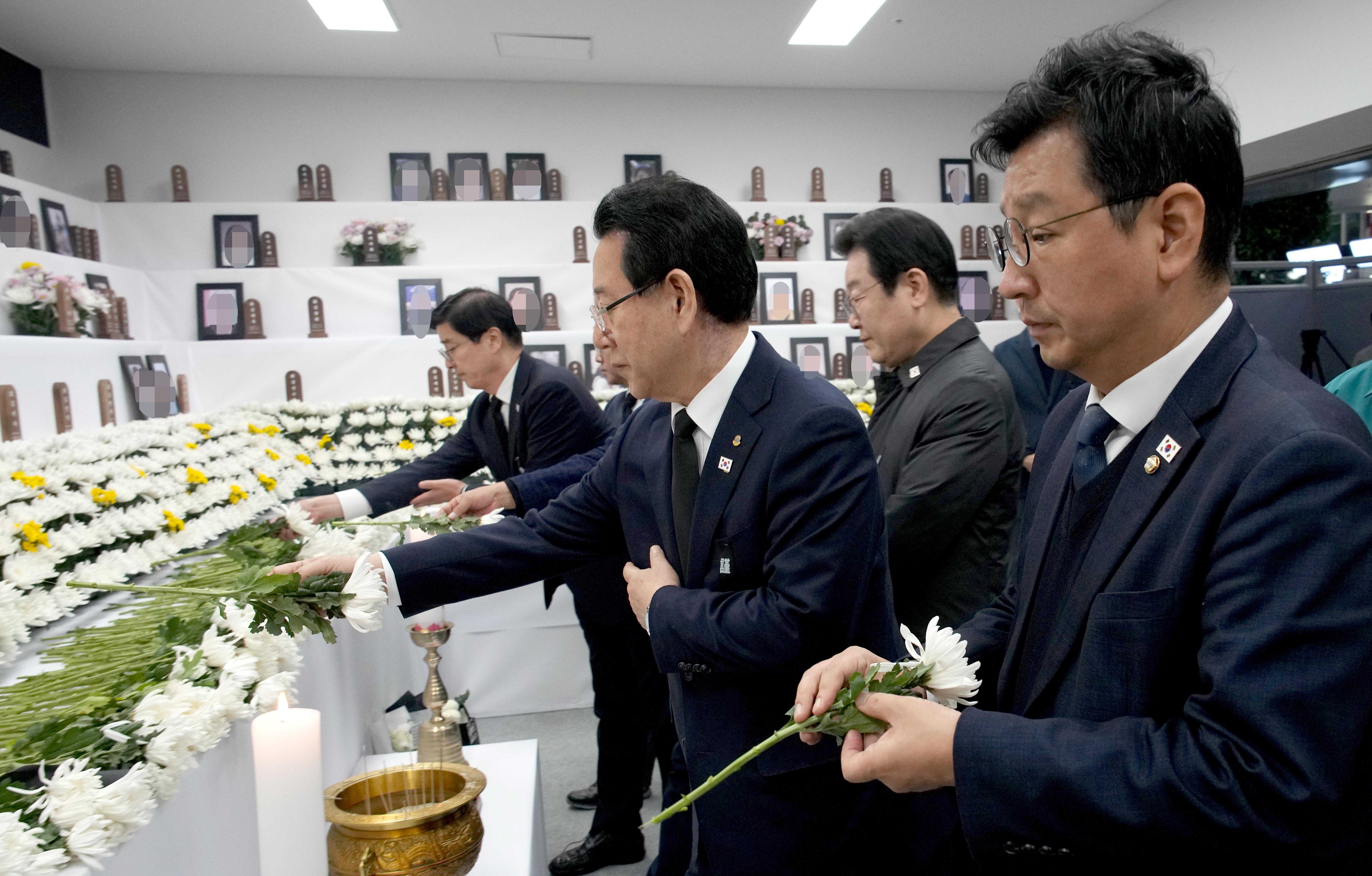 무안공항 합동분향소 찾은 이재명 더불어민주당 대표5