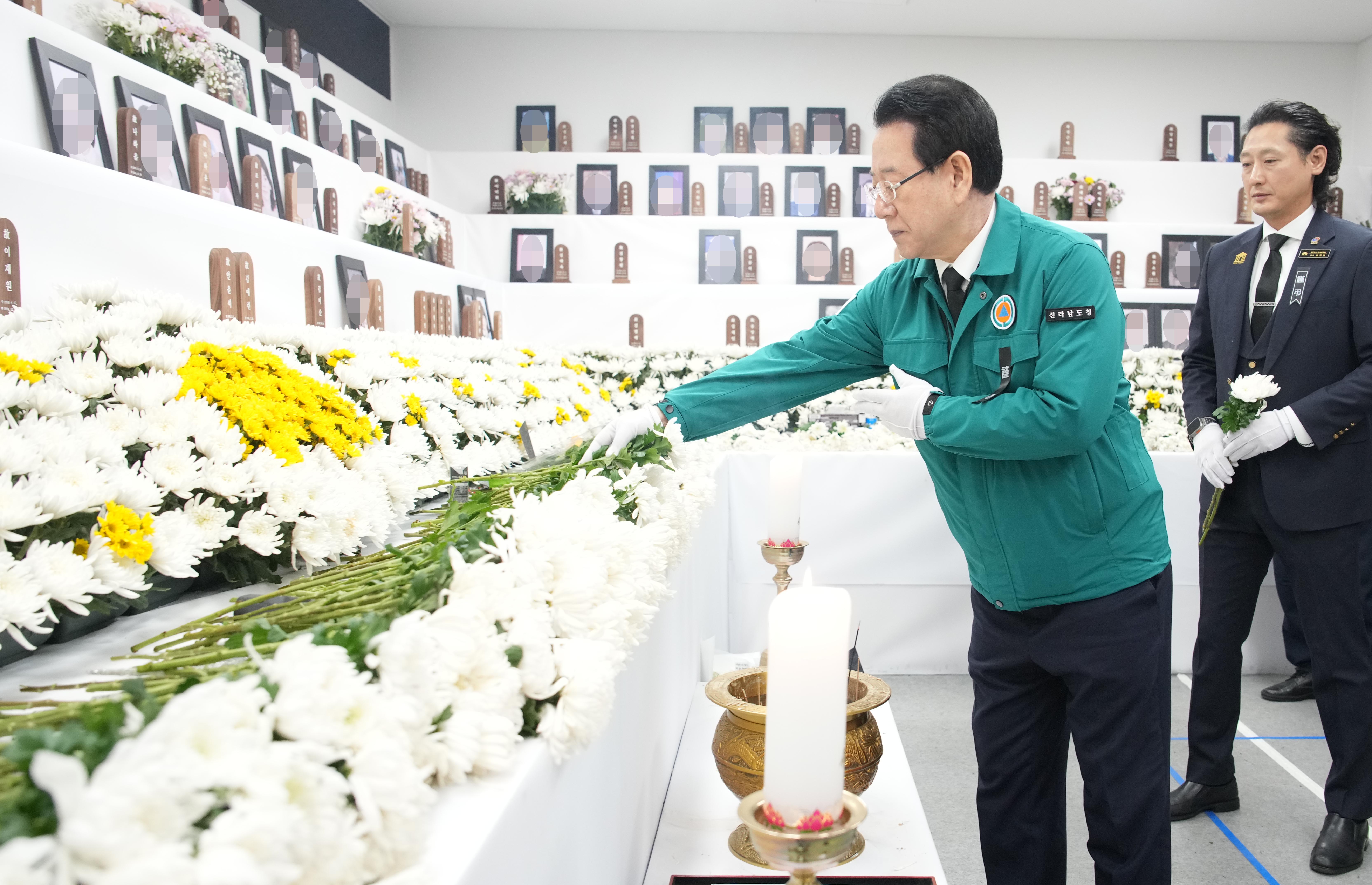 새해 첫 무안공항 합동분향소 참배1