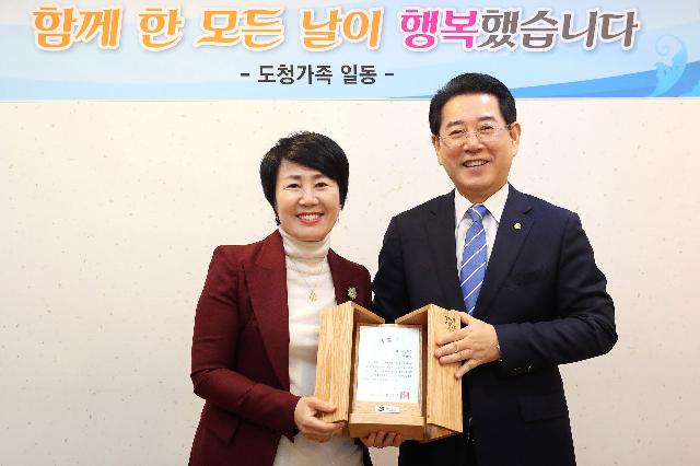 허강숙 여성가족정책관에게 공로패 수여