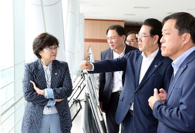 김은경 환경부장관 만나 환경분야 현안 건의