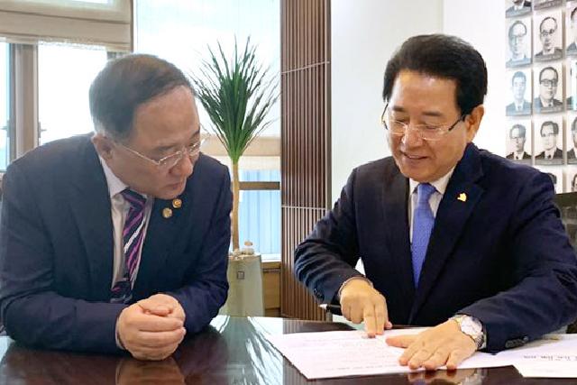 홍남기 경제부총리와 김현수 농림축산식품부장관 만나 국고지원 요청