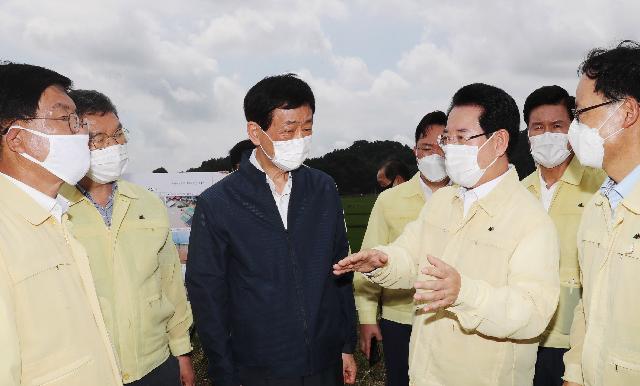 진영 행정안전부 장관, 김영록 전남도지사 나주시 문평천 제방유실 현장 방문