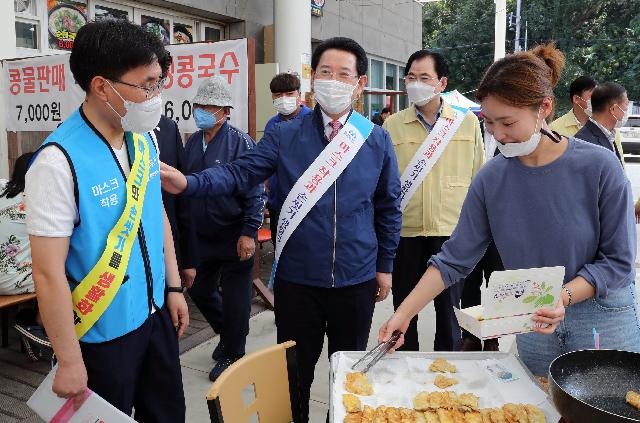 완도오일시장 '추석 물품' 구입 상인 격려