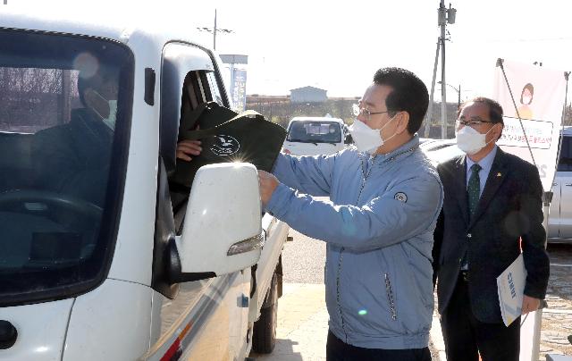 드라이브스루 농업인실용교육 교재 배부