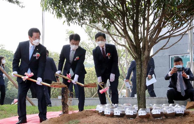 인재개발원 개원 축하 기념 식수