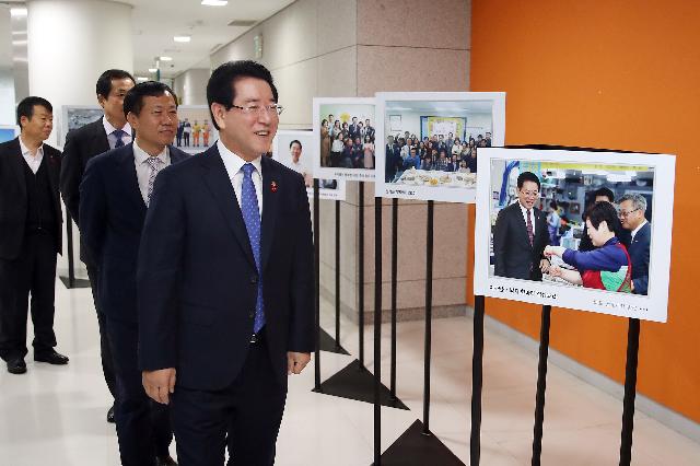 ‘도청 가족의 일상’ 주제 사진전 관람