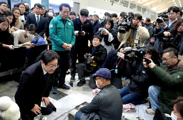 제주항공 사고 유가족 위로하는 이재명 더불어민주당 대표