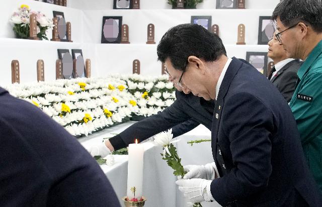 무안공항 합동분향소 찾은 김영록 전남도지사