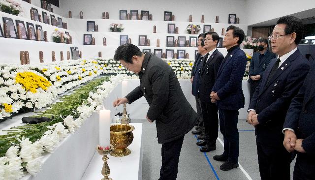 무안공항 합동분향소 찾은 이재명 더불어민주당 대표